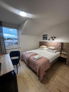 Un dormitorio con una cama grande y una ventana en Terminal en Poznan