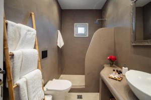 bagno con servizi igienici e lavandino di SELANA Suites Chora a Serifos Chora