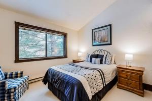 1 dormitorio con cama y ventana en Bridgepoint Condo on Trail Creek, en Ketchum