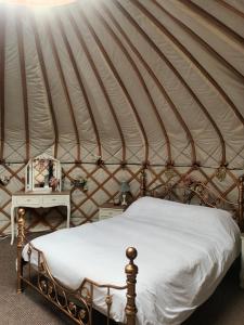 Gingerbread Cottage Yurts客房内的一张或多张床位