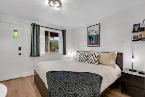 - une chambre blanche avec un grand lit et une fenêtre dans l'établissement Mount Skokomish Room 3 at Mount Walker Inn, à Quilcene