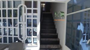 een glazen deur die leidt naar een trap in een huis bij Melgar-Tolima-Apartaestudio in Melgar