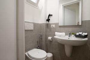 y baño con lavabo, aseo y espejo. en Isonzo House en Bari