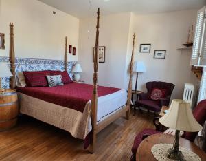 Postel nebo postele na pokoji v ubytování Louisbourg Harbour Inn