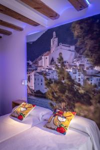 een slaapkamer met een muurschildering van een stad bij C&C Apartments in Figueres