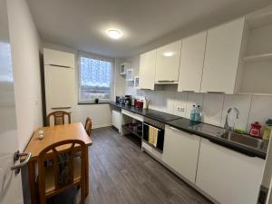 Η κουζίνα ή μικρή κουζίνα στο Olis Appartement in Neuss