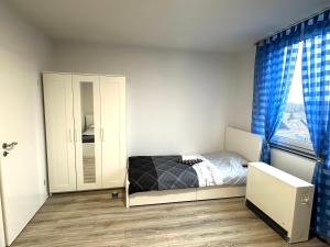 a small bedroom with a bed and a window at Olis Appartement in Neuss in Neuss