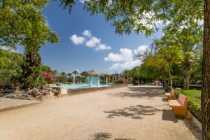 un parque con bancos y una piscina en RELAX en Torrevieja