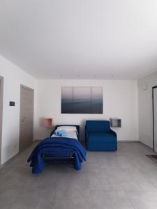 ein Schlafzimmer mit einem blauen Bett und einem blauen Sofa in der Unterkunft Villa Laura Holiday House in Bologna