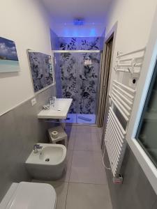 ein Bad mit einem WC, einem Waschbecken und einer Dusche in der Unterkunft Villa Laura Holiday House in Bologna