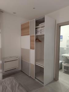 Zimmer mit einem Schrank mit einem Heizkörper in der Unterkunft Villa Laura Holiday House in Bologna
