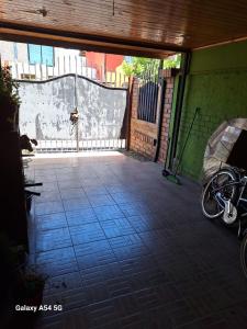 una bicicleta estacionada en un patio con una valla en Familia Flores Sáez, en Parral