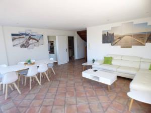 una sala de estar con un sofá y una mesa en Terrasse pleine vue mer, 4 chambres, climatisation, boulodrome,, en La Seyne-sur-Mer