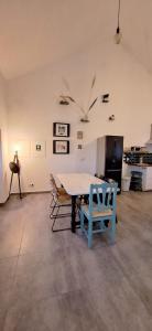 a dining room with a table and chairs in a room at Casa Bonabal- 15 min from Ericeira 