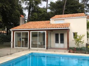 a house with a swimming pool in front of a house at Maison avec piscine pres de l'ocean in Saint-Trojan-les-Bains