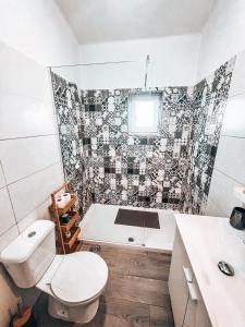 a bathroom with a toilet and a tub and a sink at Casa Dom Simões in Aljezur