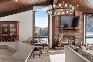 Televisyen dan/atau pusat hiburan di Enclave 306, Snowmass Ski-In/Ski-Out Condo w/Shared Pool/Hot Tub
