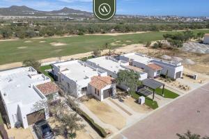 - une vue aérienne sur une grande maison blanche dans l'établissement CSL Country Club, à Cabo San Lucas