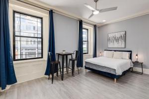 Una cama o camas en una habitación de Alina & Fanny - Philadelphia Northern Liberties