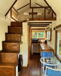 una vista interior de una casa pequeña con escaleras en La Guapa Hostel, en Puerto Varas