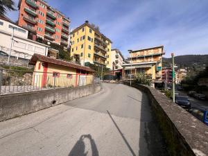 een schaduw van een persoon die over een straat loopt bij Relax & Mare in Rapallo