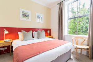 Кровать или кровати в номере Tregarthen's Hotel