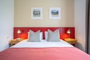 Кровать или кровати в номере Tregarthen's Hotel