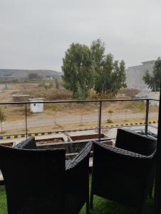 balcone con 2 sedie e vista su un campo di Syed's a Islamabad