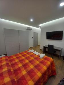 Posteľ alebo postele v izbe v ubytovaní Qvattro stagioni panoramic suites