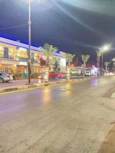 een lege straat voor een gebouw 's nachts bij قرية النورس مكتب السعد in Ismailia