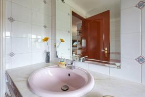 een badkamer met een roze wastafel en een spiegel bij Sun House III - Near Sintra - Kitchen - Pool in Mem Martins