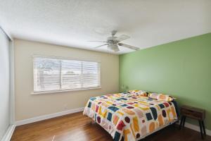 um quarto com uma cama e uma ventoinha de tecto em Modern Relaxing Retreat with Private Pool home em Azusa