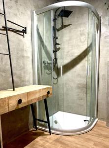 y baño con ducha y puerta de cristal. en K&H Apartman en Jihlava