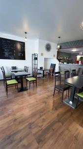 un restaurante con mesas y sillas y un menú en la pared en Studio entier, en Porrentruy