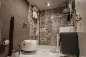 y baño con aseo y lavamanos. en DARIC HOTELS, en Atakum