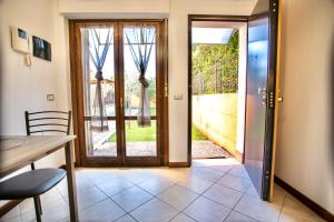 a door leading into a dining room with a table and chairs at La Casetta- Bilocale con giardino privato in Terni
