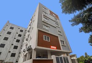 wysoki budynek z napisem "soo". w obiekcie Qualia Pride Financial District w mieście Gachibowli