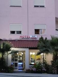 una señal de hotel en la parte delantera de un edificio en Hotel Gega, en Durrës