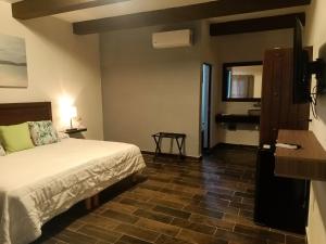 Ένα ή περισσότερα κρεβάτια σε δωμάτιο στο Hacienda Viga 2020 Hotel +79 φωτογραφίες