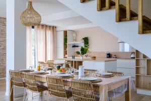 a kitchen and dining room with a wooden table and chairs at Sublime villa - centre Nice 8P in Nice