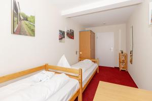 キュールングスボルンにあるStrandschloesschen-I-WE-10-9888のベッドルーム1室(ベッド2台、テーブル付)