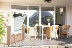 a patio with a table and chairs on a deck at Zum Brandenburger Tor, Ferienwohnung im Herzen von Damme in Damme