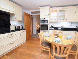 Kuchyň nebo kuchyňský kout v ubytování 2 Bed in Pembroke 47640