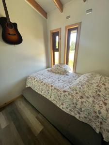 Postel nebo postele na pokoji v ubytování Casa en el bosque-tinaja