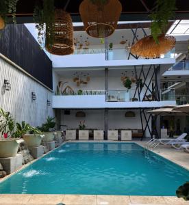 una piscina en medio de un edificio en Hotel Tepeu, en Santa Elena