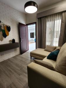 uma sala de estar com um sofá e uma janela em Hotel Tepeu em Santa Elena