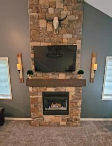 TV a/nebo společenská místnost v ubytování 5 BR Coyote Cliff Corner HUGE Luxury w/Hot Tub and Linens