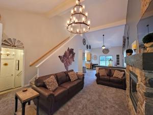 Posezení v ubytování 5 BR Coyote Cliff Corner HUGE Luxury w/Hot Tub and Linens + 94 fotografií