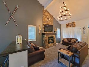 Posezení v ubytování 5 BR Coyote Cliff Corner HUGE Luxury w/Hot Tub and Linens