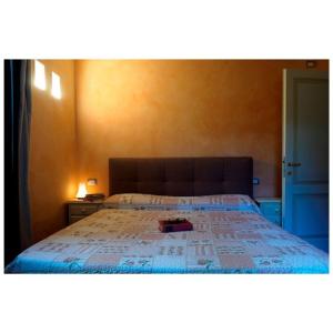 ein Schlafzimmer mit einem Bett mit einem Buch darauf in der Unterkunft Appartamento Virginia in Monti di Licciana Nardi